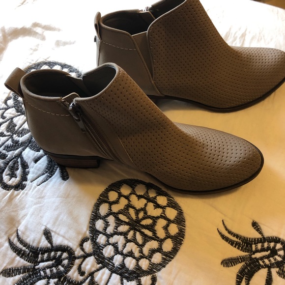 Treasure Bond NWOT Taupe Booties Size 5 - Picture 3 of 4